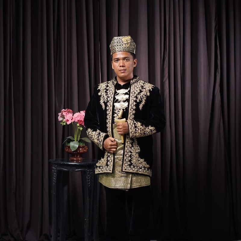 Ahmad Leon Umarak, S.Hum